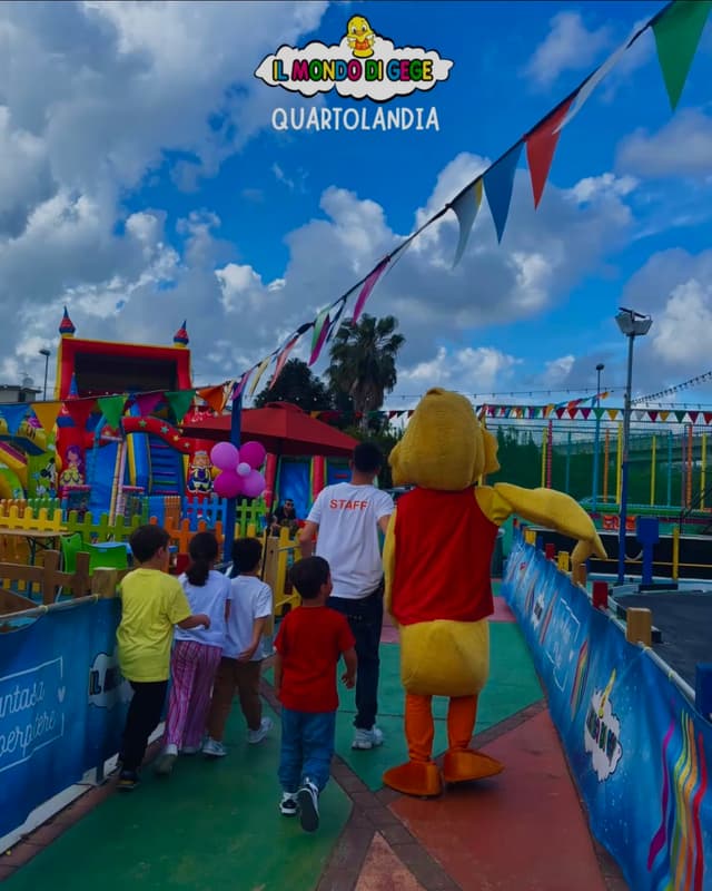 Bambini che giocano nel parco